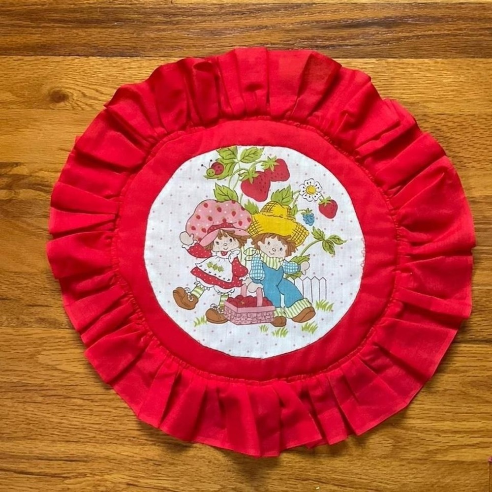 Vintage Handmade Strawberry Shortcake Trivet Doily 70s Tweecore Fruit Kitschy